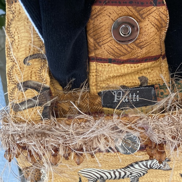 Animal intrigue shoulder bag. Grab and go in style - Picture 2 of 11